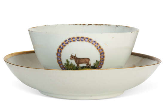 AN AMERICAN MARKET CHINESE EXPORT PORCELAIN LARGE 'COWPOX' TEABOWL AND SAUCER - фото 2