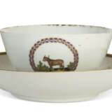 AN AMERICAN MARKET CHINESE EXPORT PORCELAIN LARGE 'COWPOX' TEABOWL AND SAUCER - фото 2