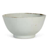 AN AMERICAN MARKET CHINESE EXPORT PORCELAIN LARGE 'COWPOX' TEABOWL AND SAUCER - фото 4