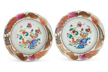 A PAIR OF CHINESE EXPORT PORCELAIN FAMILLE ROSE SOUP PLATES