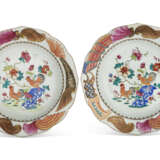 A PAIR OF CHINESE EXPORT PORCELAIN FAMILLE ROSE SOUP PLATES - Foto 1