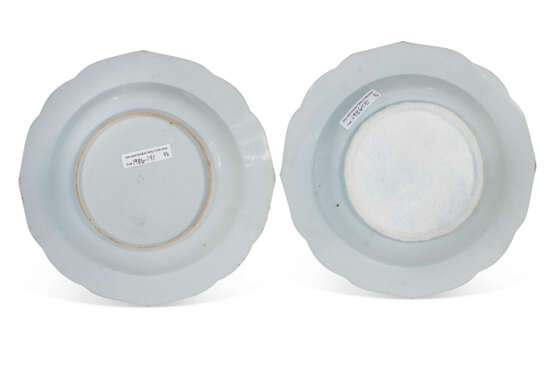 A PAIR OF CHINESE EXPORT PORCELAIN FAMILLE ROSE SOUP PLATES - photo 2