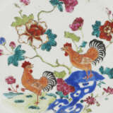 A PAIR OF CHINESE EXPORT PORCELAIN FAMILLE ROSE SOUP PLATES - Foto 3