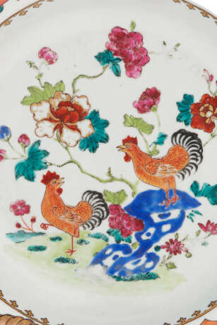 A PAIR OF CHINESE EXPORT PORCELAIN FAMILLE ROSE SOUP PLATES - photo 3