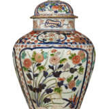 A LARGE JAPANESE EXPORT PORCELAIN IMARI VASE AND COVER - фото 1