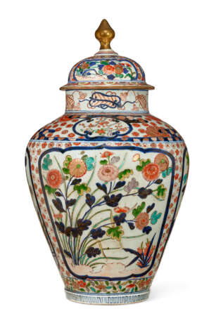 A LARGE JAPANESE EXPORT PORCELAIN IMARI VASE AND COVER - фото 1