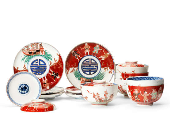A SET OF JAPANESE EXPORT PORCELAIN IMARI RICE BOWLS, COVERS AND STANDS - Foto 1