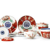 A SET OF JAPANESE EXPORT PORCELAIN IMARI RICE BOWLS, COVERS AND STANDS - Foto 1