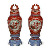 A PAIR OF MASSIVE JAPANESE EXPORT PORCELAIN IMARI VASES, COVERS AND STANDS - Foto 1