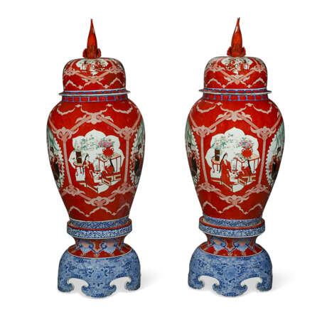 A PAIR OF MASSIVE JAPANESE EXPORT PORCELAIN IMARI VASES, COVERS AND STANDS - Foto 2
