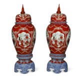 A PAIR OF MASSIVE JAPANESE EXPORT PORCELAIN IMARI VASES, COVERS AND STANDS - фото 2