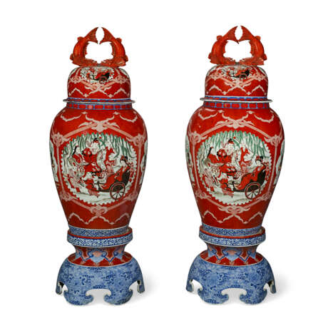 A PAIR OF MASSIVE JAPANESE EXPORT PORCELAIN IMARI VASES, COVERS AND STANDS - фото 3