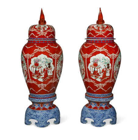 A PAIR OF MASSIVE JAPANESE EXPORT PORCELAIN IMARI VASES, COVERS AND STANDS - фото 4