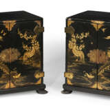 A PAIR OF JAPANESE EXPORT LACQUER TABLE CABINETS - фото 1