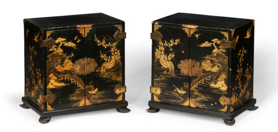 A PAIR OF JAPANESE EXPORT LACQUER TABLE CABINETS - фото 1