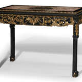 A PAIR OF REVERSE-GLASS PAINTED-INSET EBONIZED AND PARCEL-GILT CONSOLE TABLES - Foto 6