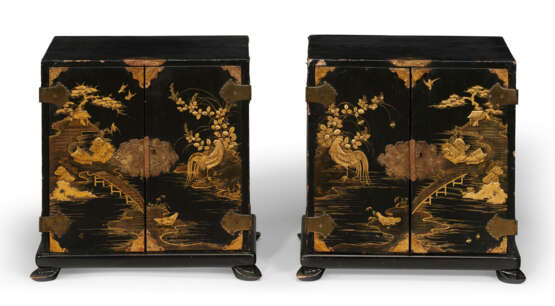 A PAIR OF JAPANESE EXPORT LACQUER TABLE CABINETS - фото 2