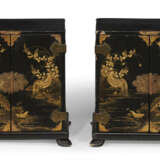 A PAIR OF JAPANESE EXPORT LACQUER TABLE CABINETS - фото 2