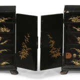 A PAIR OF JAPANESE EXPORT LACQUER TABLE CABINETS - Foto 3