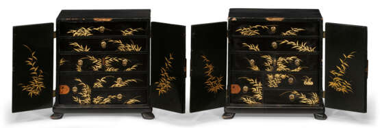 A PAIR OF JAPANESE EXPORT LACQUER TABLE CABINETS - фото 3