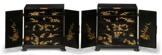 A PAIR OF JAPANESE EXPORT LACQUER TABLE CABINETS - photo 3