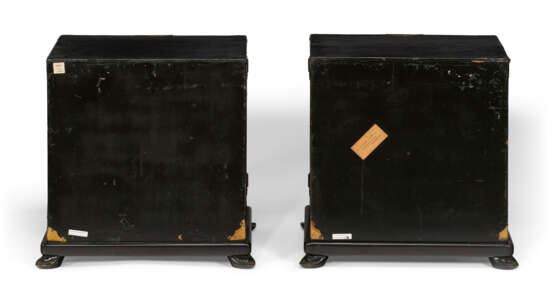 A PAIR OF JAPANESE EXPORT LACQUER TABLE CABINETS - фото 4
