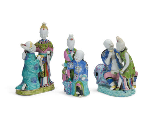 THREE CHINESE EXPORT PORCELAIN FAMILLE ROSE FIGURE GROUPS - фото 1