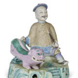 A CHINESE EXPORT PORCELAIN FAMILLE ROSE PIPE-SMOKER - photo 2