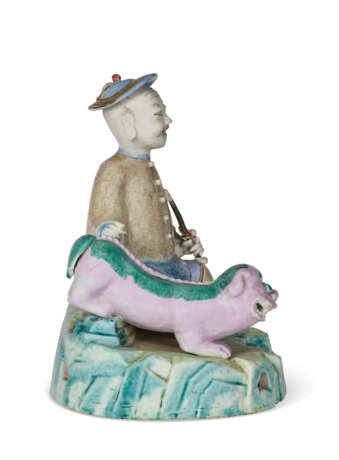 A CHINESE EXPORT PORCELAIN FAMILLE ROSE PIPE-SMOKER - фото 4