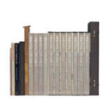 A GROUP OF SEVENTEEN BOOKS RELATING TO CHINESE CERAMICS AND DECORATIVE ARTS - Foto 1