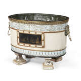 A GEORGE III STYLE BRASS-MOUNTED WHITE, POLYCHROME-PAINTED, AND PARCEL-GILT WINE COOLER - фото 2