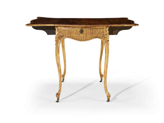 A GEORGE III HAREWOOD, ROSEWOOD, MARQUETRY AND GILTWOOD PEMBROKE TABLE - Foto 6