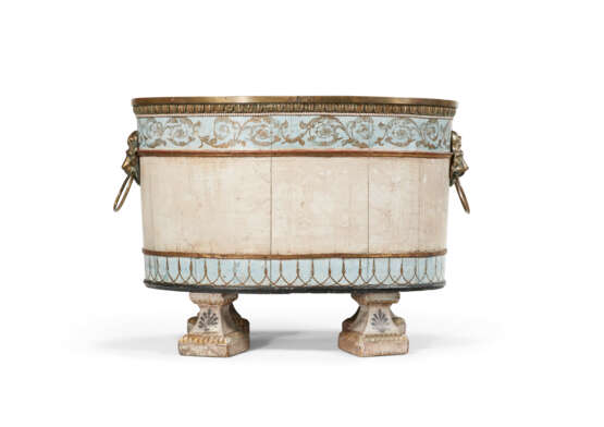 A GEORGE III STYLE BRASS-MOUNTED WHITE, POLYCHROME-PAINTED, AND PARCEL-GILT WINE COOLER - фото 5