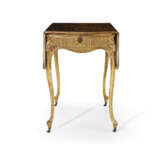 A GEORGE III HAREWOOD, ROSEWOOD, MARQUETRY AND GILTWOOD PEMBROKE TABLE - Foto 7
