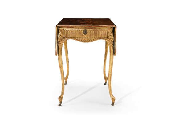 A GEORGE III HAREWOOD, ROSEWOOD, MARQUETRY AND GILTWOOD PEMBROKE TABLE - фото 7