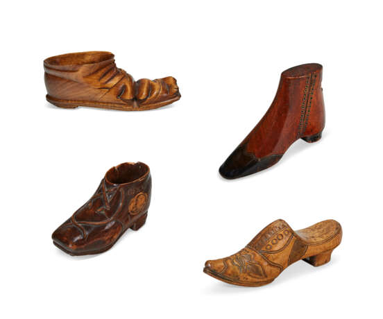 FOUR FRUITWOOD CARVED MODELS OF SHOES - Foto 1