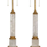 A PAIR OF GILT-METAL MOUNTED ROCK CRYSTAL TABLE LAMPS - фото 3