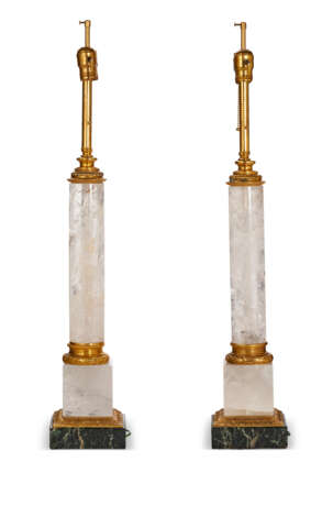 A PAIR OF GILT-METAL MOUNTED ROCK CRYSTAL TABLE LAMPS - фото 4