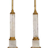 A PAIR OF GILT-METAL MOUNTED ROCK CRYSTAL TABLE LAMPS - Foto 4