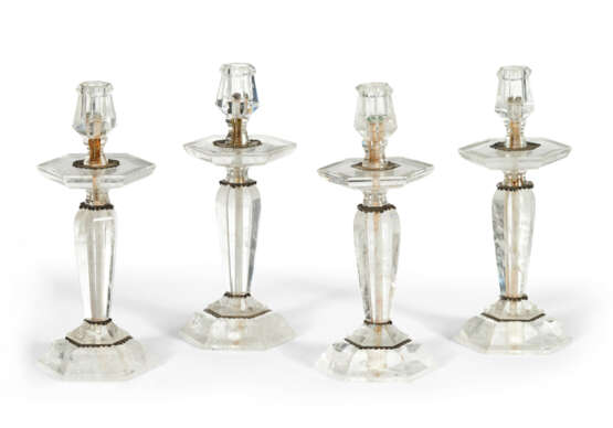 A SET OF FOUR SILVERED-METAL MOUNTED ROCK CRYSTAL CANDLESTICKS - Foto 1