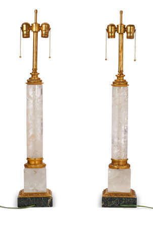 A PAIR OF GILT-METAL MOUNTED ROCK CRYSTAL TABLE LAMPS - фото 5