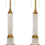A PAIR OF GILT-METAL MOUNTED ROCK CRYSTAL TABLE LAMPS - Foto 5