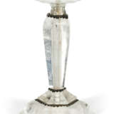 A SET OF FOUR SILVERED-METAL MOUNTED ROCK CRYSTAL CANDLESTICKS - Foto 3