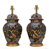 A PAIR OF SAMSON PORCELAIN LACQUERED VASES AND COVERS MOUNTED AS LAMPS - photo 2