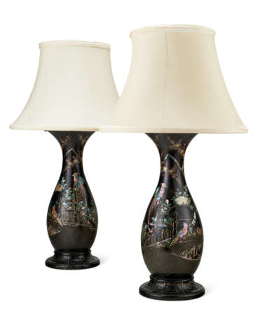 A PAIR OF JAPANESE MOTHER-OF-PEARL INLAID LACQUERED PORCELAIN VASES MOUNTED AS LAMPS - Foto 1