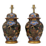A PAIR OF SAMSON PORCELAIN LACQUERED VASES AND COVERS MOUNTED AS LAMPS - photo 3