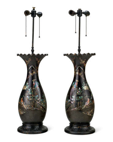 A PAIR OF JAPANESE MOTHER-OF-PEARL INLAID LACQUERED PORCELAIN VASES MOUNTED AS LAMPS - Foto 3