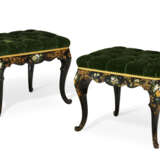 A PAIR OF LATE VICTORIAN GILT AND POLYCHROME PAINTED EBONIZED STOOLS - Foto 1