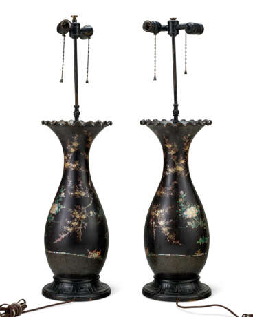 A PAIR OF JAPANESE MOTHER-OF-PEARL INLAID LACQUERED PORCELAIN VASES MOUNTED AS LAMPS - photo 4