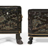 TWO CHINESE EXPORT LAC BURGAUTÉ BOXES AND COVERS ON STANDS - фото 1
